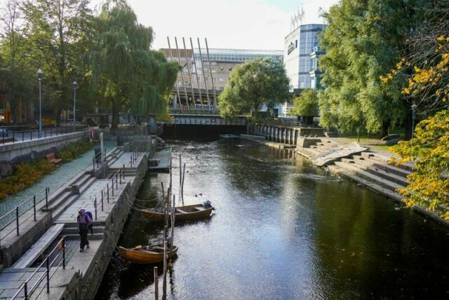 Kloakk renner ned Akerselva og ut i Oslofjorden torsdag ettermiddag. Oslo kommune anbefaler å ikke bade de neste 48 timene.