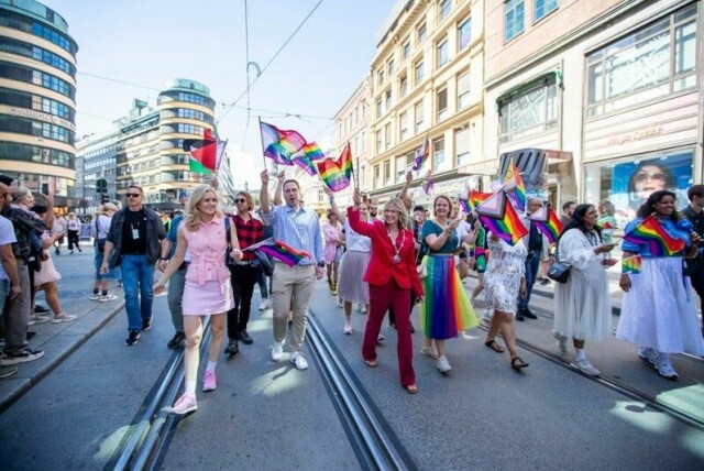 Oslo Pride-sjef Dan Bjørke (i midten) sammen med daværende justis- og beredskapsminister Emilie Enger Mehl (til venstre) og Oslo-ordfører Anne Lindboe under prideparaden i 2024.