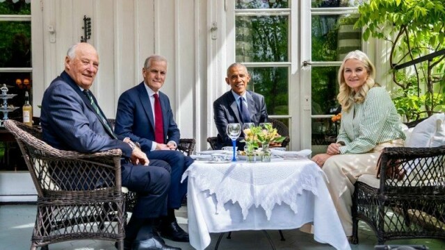 Kong Harald og kronprinsesse Mette-Marit tok tirsdag imot USAs tidligere president Barack Obama og statsminister Jonas Gahr Støre (Ap) til lunsj på kongsgården på Bygdøy i Oslo tirsdag.