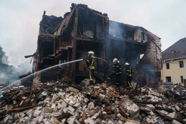 Ukrainske nødetatene slukker en brann i ruinene etter et hus i Kyiv-regionen søndag.