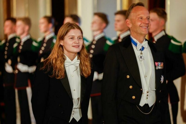 Marie Ulven – alias Girl in red – i kjole og hvitt på gallamiddag på Slottet i april.