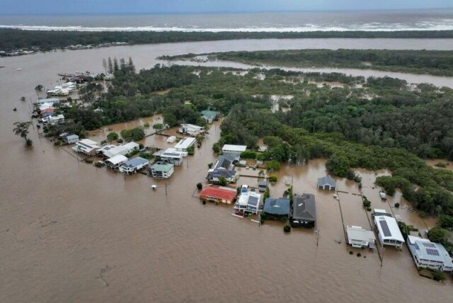 Boliger i Port Macquarie, omtrent halvveis mellom Sydney og Brisbane, var omringet av flomvann torsdag.