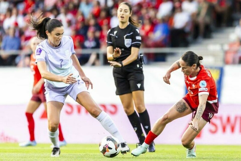 Ingrid Syrstad Engen i duell med sveitsiske Géraldine Reuteler i tirsdagens nasjonsligakamp i Sion. Ingrid Syrstad Engen i duell med sveitsiske Géraldine Reuteler i tirsdagens nasjonsligakamp i Sion. Foto: Salvatore Di Nolfi, Keystone via AP / NTB