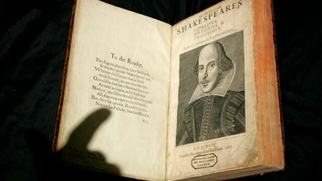 Originalutgaver av William Shakespeares teaterstykker er svært ettertraktede og blir solgt for store summer når de en gang iblant havner innom et aksjonshus. Arkivfoto: Matt Dunham / AP / NTB