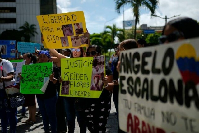 Slektninger av venezuelanske migranter som ble fløyet fra USA til fengsel i El Salvador, demonstrerer utenfor FN-bygget i Venezuelas hovedstad Caracas. Trump-administrasjonens bruk av en krigslov fra 1798 til å sende venezuelanere til fengsel i El Salvador var ikke tillatt, slår en føderal dommer fast.