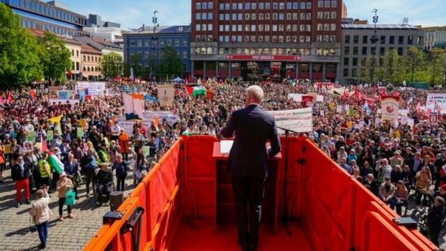 – Det er krig i Ukraina, midt i Europa. Det er krig i Midtøsten, midt i verden, sa statsminister og Ap-leder Jonas Gahr Støre foran et folkehav i vårsolen på Youngstorget før han stoppet opp noen sekunder da han ble overdøvet av Palestina-demonstranter med megafon.