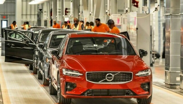 Volvo møter utfordringer fra mange kanter. Salg og overskudd faller, samtidig skaper Donald Trumps toll på alle utenlands-produserte biler store problemer. Nå kommer de første oppsigelsene ved Volvos fabrikk i USA. Foto: Volvo.