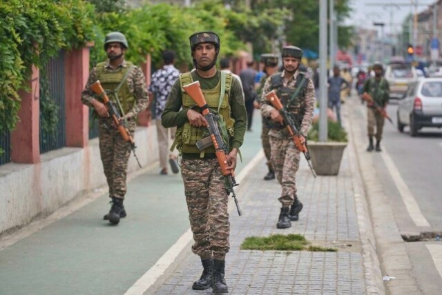 Indiske soldater på patrulje i Srinagar i den indiskkontrollerte delen av Kashmir.