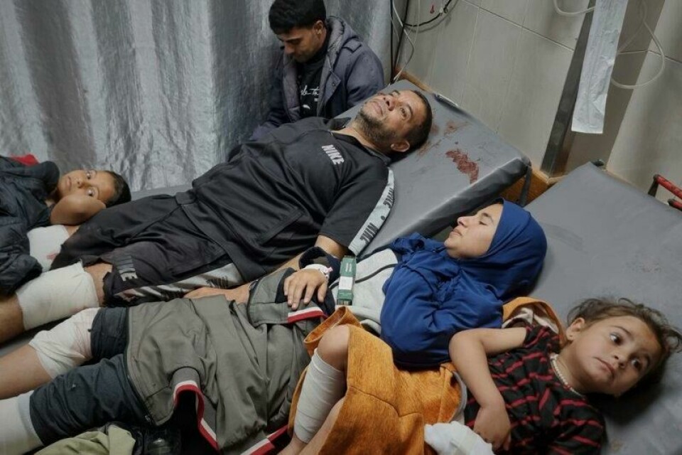 Sårede palestinere venter på behandling på sykehuset etter israelske luftangrep mot Khan Younis, sør i Gazastripen, tirsdag 18. mars i år. Legene på sykehuset fortalte at svært mange av pasietene var barn og unge.