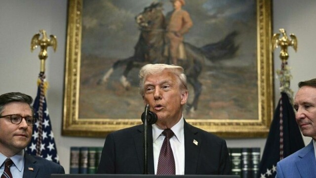 President Donald Trump har ifølge amerikanske medier bedt lederen i Representantens hus, republikaneren Mike Johnson (t.v.) om å øke skatten på de rikeste i budsjettet de jobber med.