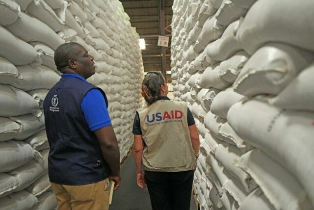 Representanter fra USAID og WFP inspiserer en donasjon av matvarehjelp til en verdi av 11 millioner dollar under en inspeksjon i Harare, Zimbabwe i fjor. Fredag skriver WFP at de må kutte opptil 30 prosent av aktiviteten etter svikt i donasjonene.
