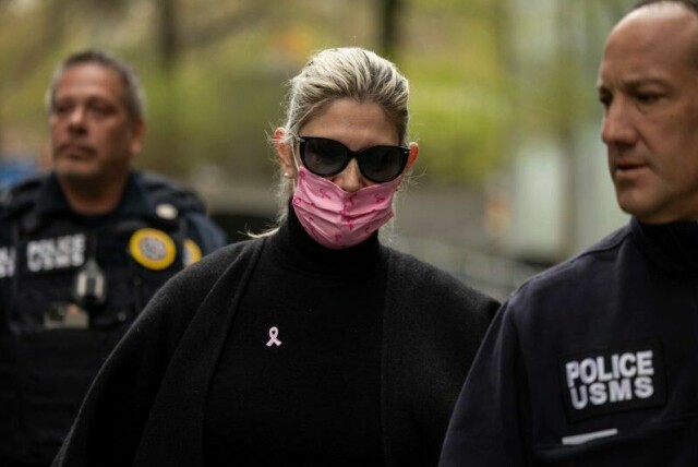 Nadine Menendez på vei ut av den føderale domstolen i Manhattan mandag. foto: Yuki Iwamura / AP / NTB
