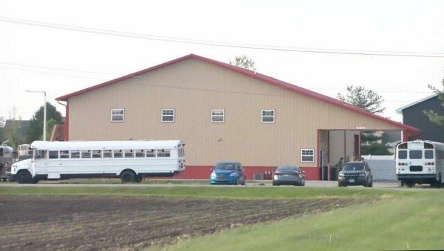 Fire unge personer, den yngste bare fire år, omkom da en bil kjørte gjennom en bygning som huser tilbud for barn og unge etter skoletid i Chatham, Illinois i USA.