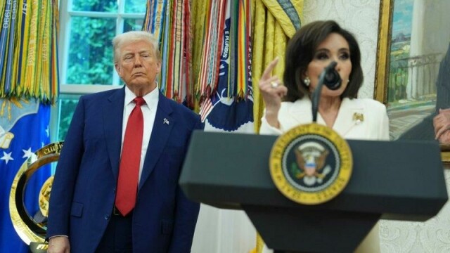 Trump i Det ovale kontor, der han onsdag innsatte en ny fungerende justisminister i Washington D.C., Jeanine Pirro.