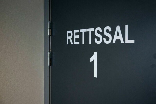Fostermor for Gjert Ingebrigtsens eneste datter forklarer seg bak lukkede dører i rettssal 1 i Sør-Rogaland tingrett i Sandnes.