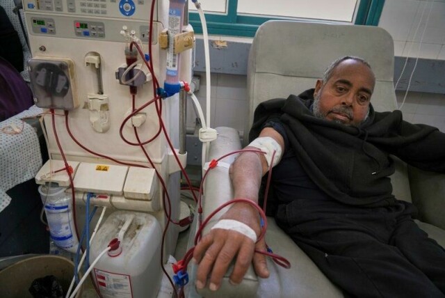 54 år gamle Mohamed Attiya fikk påvist nyresvikt for 15 år siden og trenger egentlig tre firetimers behandlinger i uka, noe han ikke lenger kan få i Gaza. Det gjør ham stadig dårligere.