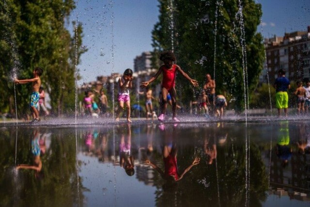Barn bader i Barcelona i Spania. I Spania opplevde man temperaturer på rett under 40 grader flere steder allerede i mai. Det er ventet at hetebølgen vil vare minst til midten av juni – Det er ikke noe i våre prognoser som viser at det vil bli kjøligere, sier meteorolog Marit Berger ved Meteorologisk institutt til NTB.