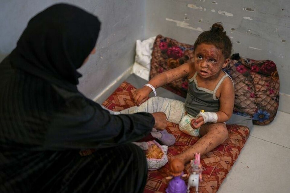Fire år gamle Layan ble gravd ut av ruinene etter et israelsk angrep mot familiens hjem i Khan Younis. Den gravide moren hennes og to søsken ble drept, og selv har hun alvorlige brannskader. Tanten Raika Abu Sahloul fortviler. Fire år gamle Layan ble gravd ut av ruinene etter et israelsk angrep mot familiens hjem i Khan Younis. Den gravide moren hennes og to søsken ble drept, og selv har hun alvorlige brannskader. Tanten Raika Abu Sahloul fortviler. Foto: AP / NTB