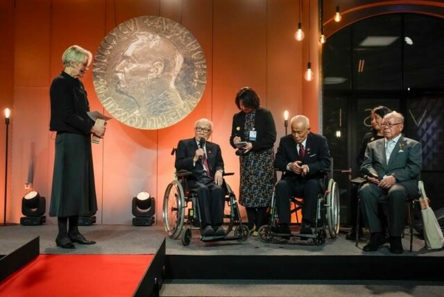 Direktør Kjersti Fløgstad ved Nobels Fredssenter og representanter for fredsprisvinneren i 2024, organisasjonen Nihon Hidankyo.