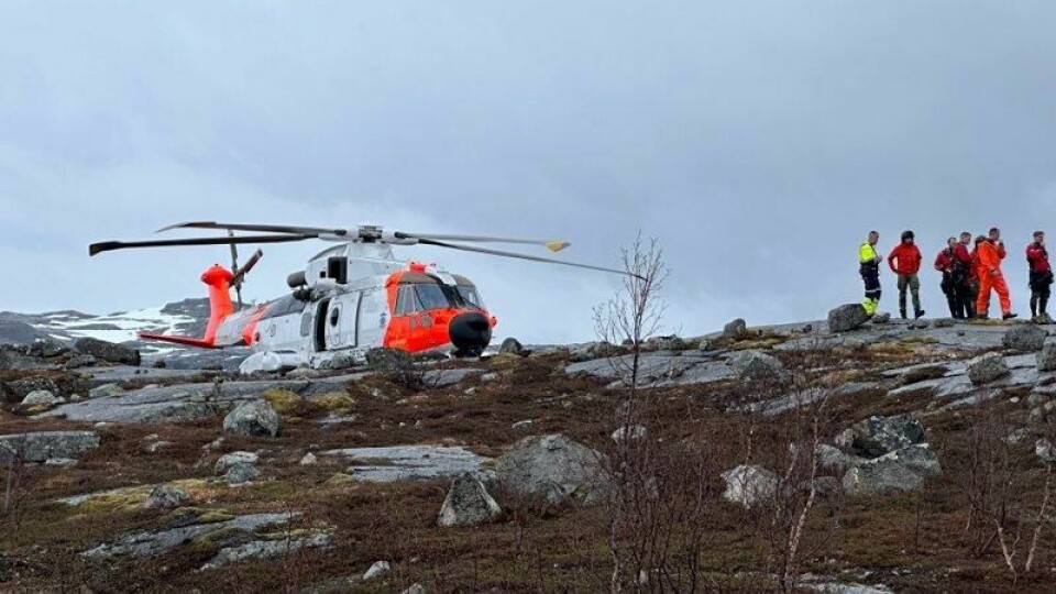 Redningshelikopteret på ulykkesstedet etter at en bil har kjørt av veien og ut i et vann på Bjørnfjell i Narvik i Nordland. Redningshelikopteret på ulykkesstedet etter at en bil har kjørt av veien og ut i et vann på Bjørnfjell i Narvik i Nordland. Foto: Fritz Hansen / Fremover / NTB
