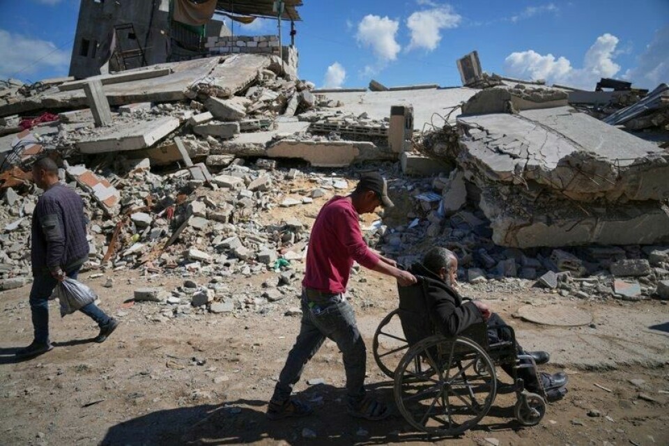 Wasem Attiya triller den nyresyke faren sin gjennom ruinene i Gaza by på vei til dialysebehandling ved Shifa-sykehuset. Wasem Attiya triller den nyresyke faren sin gjennom ruinene i Gaza by på vei til dialysebehandling ved Shifa-sykehuset. Foto: AP / NTB