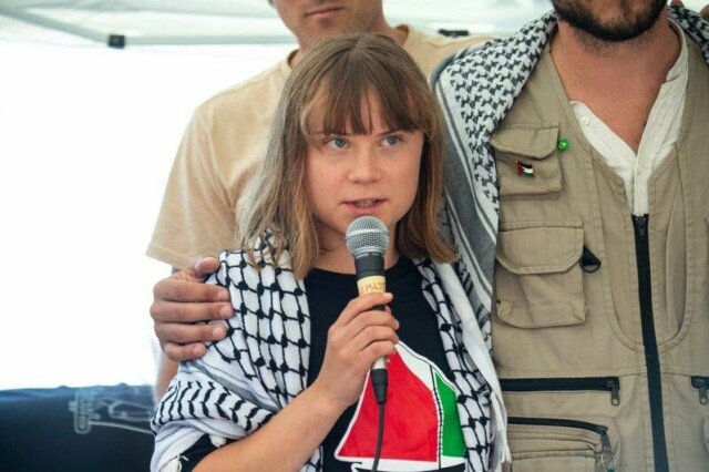Aktivisten Greta Thunberg og andre aktivister møtte pressen før avreise søndag.