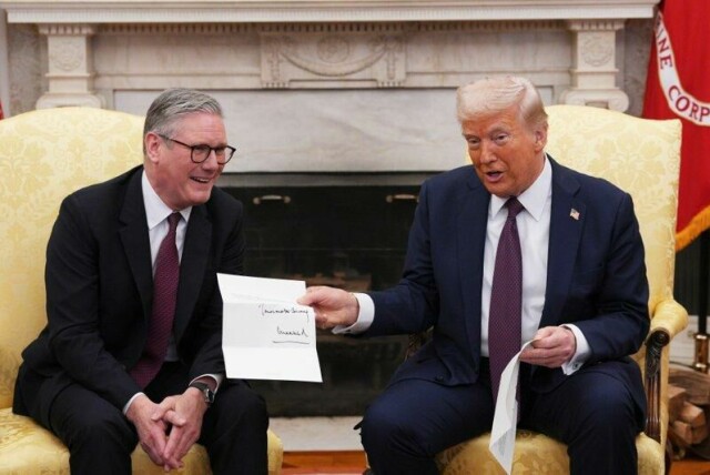 Storbritannias statsminister Keir Starmer hedde med seg en invitasjon fra kong Charles til president Donald Trump under besøket i Det hvite hus 27. februar.
