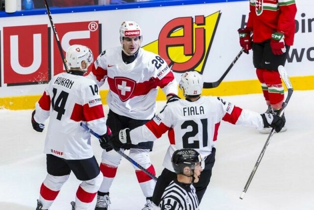 Sveits jubler for scoring mot Ungarn i ishockey-VM søndag. Den sveitsiske seieren hjalp Norge i jakten på fortsatt elitestatus.