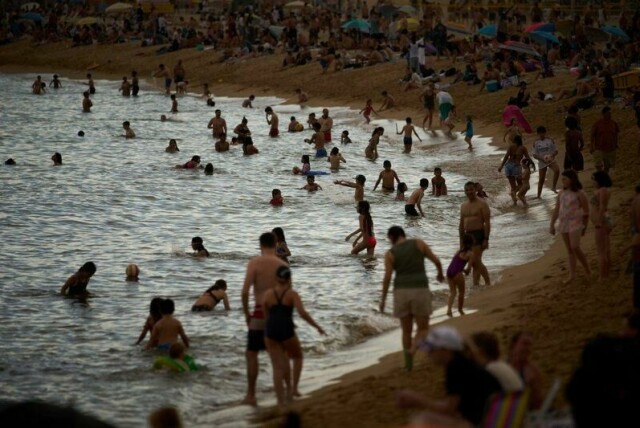 I Barcelona er badesesongen i full gang. Bildet ble tatt i helgen.