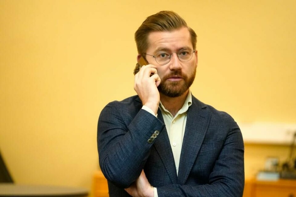 Venstres Sveinung Rotevatn frykter at oljepengebruken i revidert nasjonalbudsjett skal føre til at rentene ikke settes ned fort nok, og at det igjen fører til at renteforskjellene mellom Norge og andre land skal øke drastisk. Venstres Sveinung Rotevatn frykter at oljepengebruken i revidert nasjonalbudsjett skal føre til at rentene ikke settes ned fort nok, og at det igjen fører til at renteforskjellene mellom Norge og andre land skal øke drastisk. Foto: Gorm Kallestad / NTB