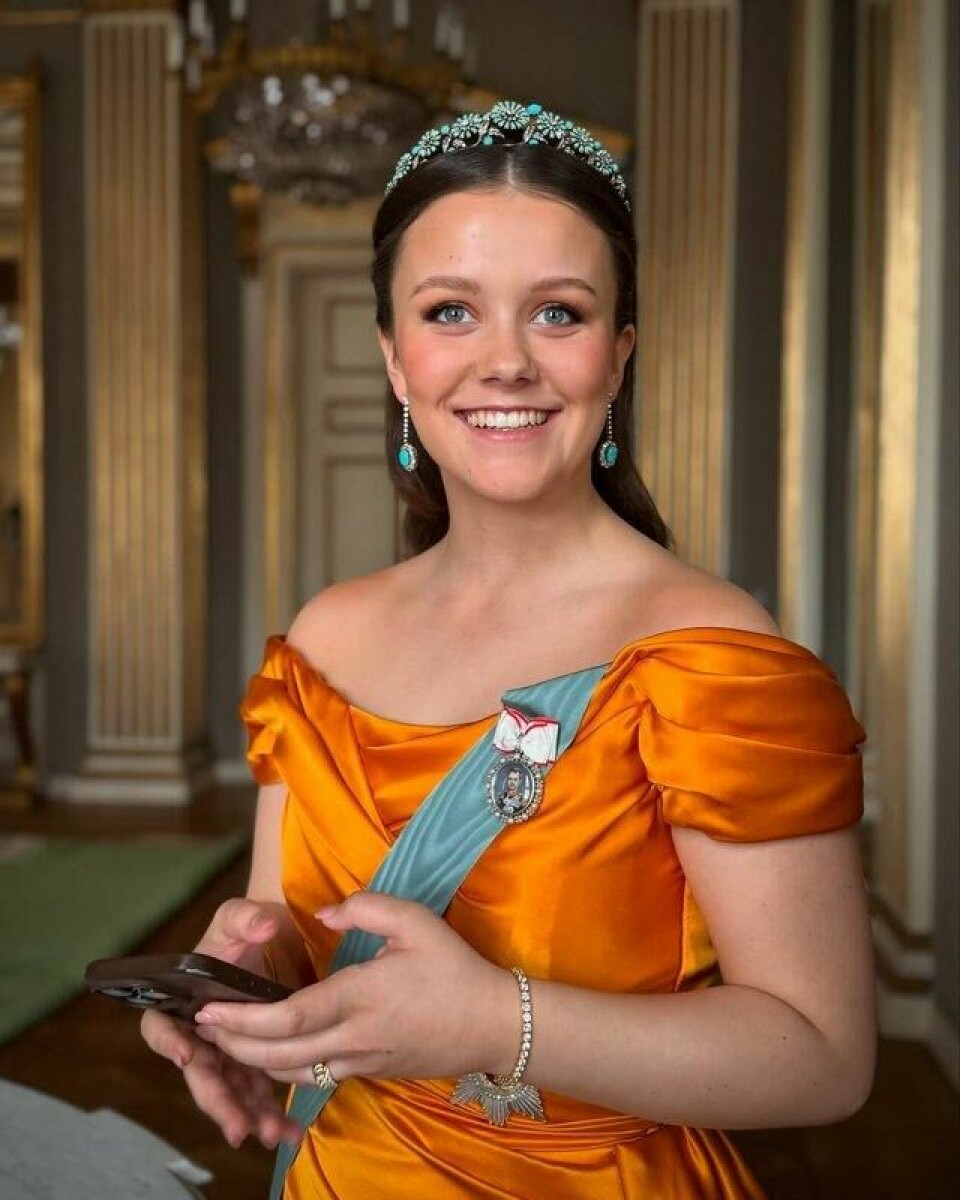 Prinsesse Isabella av Danmark med en iPhone i hendene. Prinsesse Isabella av Danmark med en iPhone i hendene. Foto: Det danske kongehuset