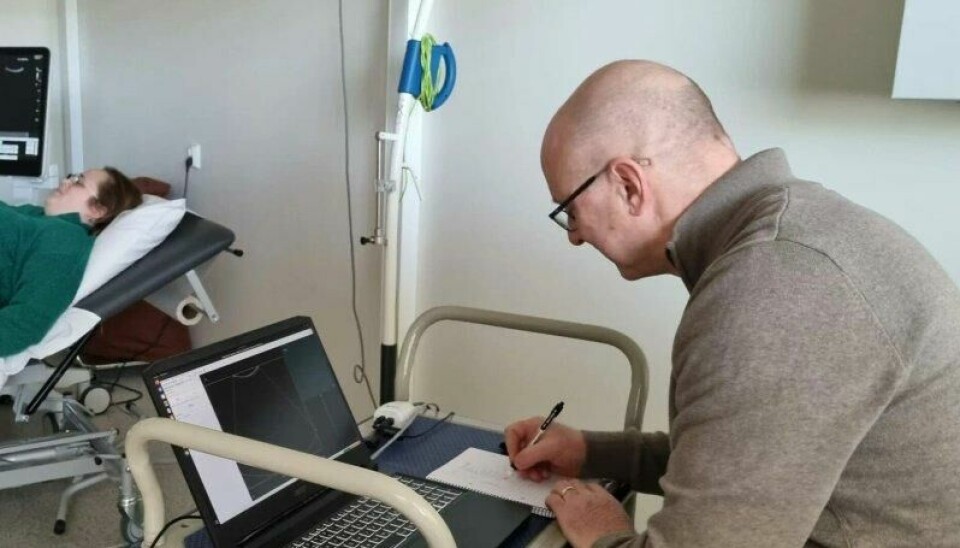 Torgrim Lie noterer mens den bærbare PC-en tar imot bilder fra ultralydmaskinen. Torgrim Lie noterer mens den bærbare PC-en tar imot bilder fra ultralydmaskinen. Foto: Eldrid Borgan