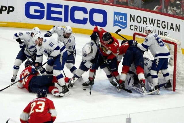 Tampa Bay Lightning ledet, men klarte ikke vinne den fjerde kampen i 1. runde i NHL-sluttspillet mandag. Florida Panthers vant 4–2 og leder nå 3–1 i kamper.