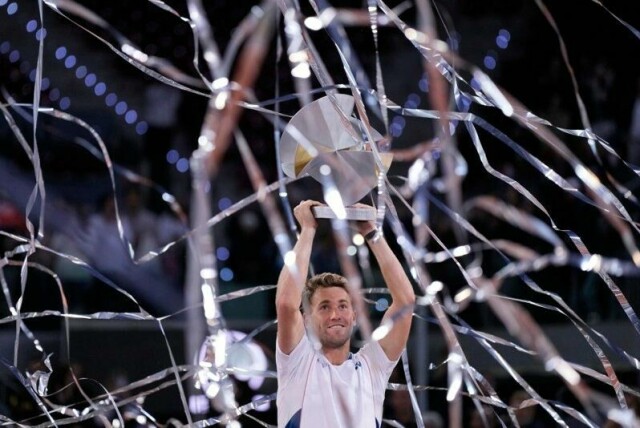 Casper Ruud med trofeet etter seieren i Madrid Open i tennis.