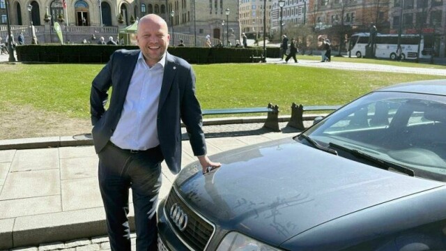 BENSIN-GLIS: Vedum presenterer sin «bilforsikring» – som innebærer at det ikke skal bli dyrere å eie eller kjøre en bensin- eller dieselbil.
