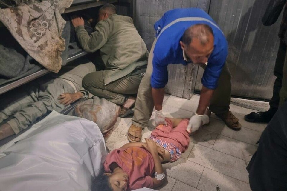Et barn drept under det israelske angrepet mot Khan Younis 18. mars er fraktet til sykehusets likhus. Legene på sykehuset forteller at svært mange barn var blant de skadde og drepte. Et barn drept under det israelske angrepet mot Khan Younis 18. mars er fraktet til sykehusets likhus. Legene på sykehuset forteller at svært mange barn var blant de skadde og drepte. Foto: Mohammad Jahjouh / AP / NTB