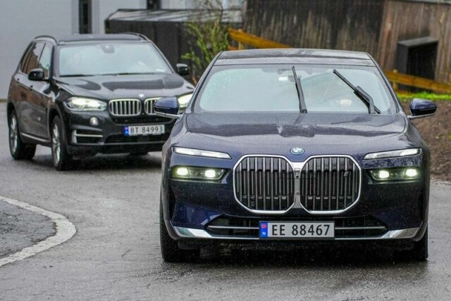 En BMW som blir brukt av kongefamilien, forlot Rikshospitalet tirsdag ettermiddag.