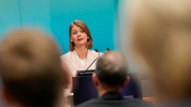 Sentralbanksjef Ida Wolden Bache holdt renta uendret ved siste rentebeslutning. De neste ti månedene venter DNB tre rentekutt.