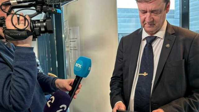 Advokat John Christian Elden er forsvarer for Arfan Bhatti. Rettssaken er nå berammet til 2. september.