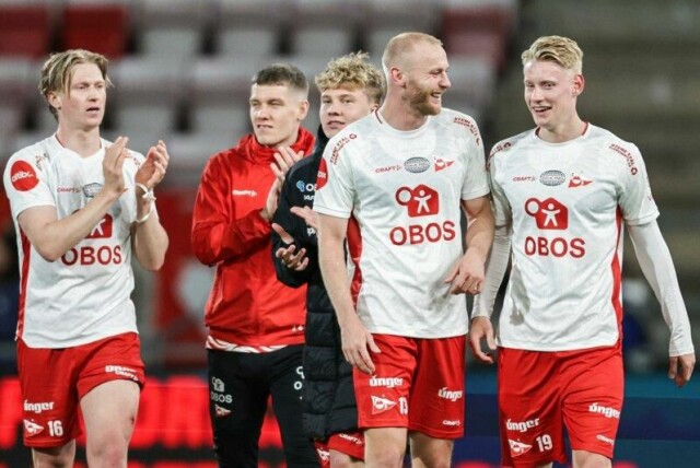 Sondre Sørløkk (andre fra høyre) har signert en ny kontrakt med Fredrikstad.