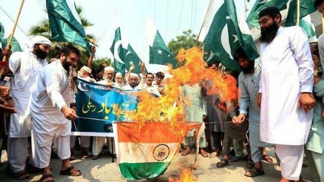 Støttespillere for det pakistanske politiske partiet Pakistan Markazi Muslim League (PMML) brenner et indisk flagg i protest mot de indiske militære angrepene natt til 7. mai.