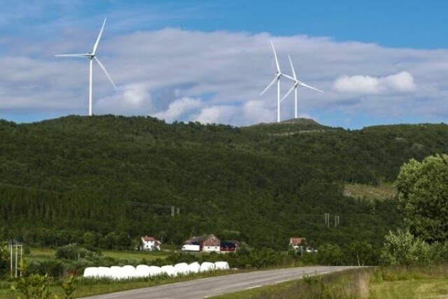 En sammenligning av spørreundersøkelser fra 2024 og 2025 viser at færre nordmenn nå er positive til vindturbiner i egen kommune. Her ser vi vindturbiner i Ånstadblåheia vindpark på Sortland i Nordland.