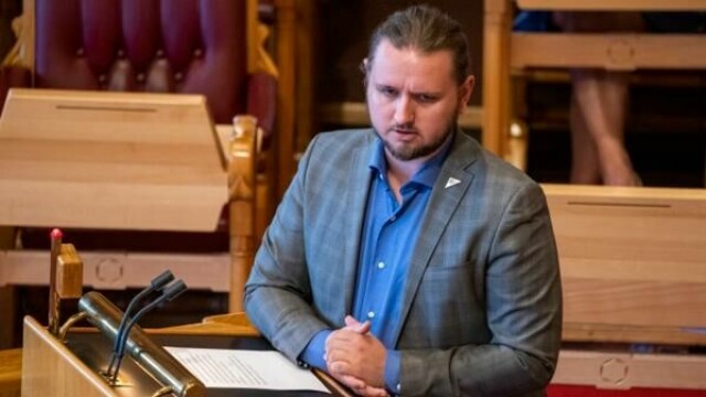 Freddy André Øvstegård (SV) mener regjeringens forslag om skattefradrag for 100.000 tilfeldige unge er usosial høyrepolitikk.