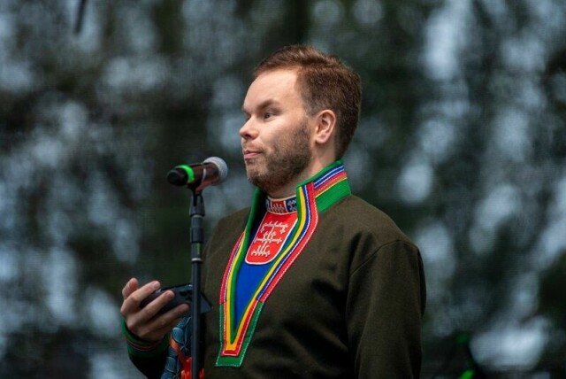 Tidligere sametingsråd Mikkel Eskil Mikkelsen tok sitt eget liv 13. februar i fjor.