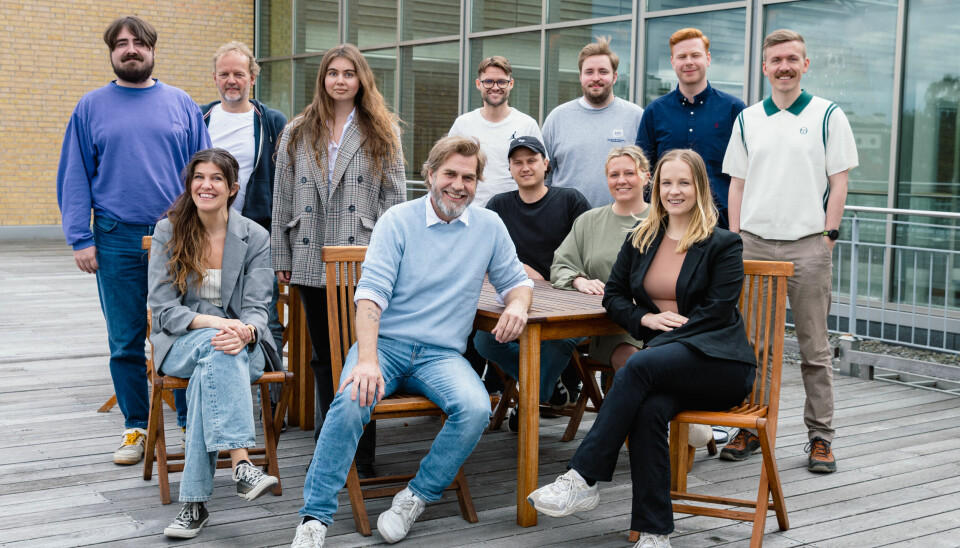 Redaksjonen i ABC Nyheter, her representert ved, fra venstre, Herman Arneberg Johnsen, Cecilie Aasland, Gunnar R. Larsen, Ida Sandli Jensen, David Stenerid, Fredrik Sveen, Elias Lund-Olsen, Ole Berge Bekken, Anna Julie Nytrøen Bergesen, Inga Vinje Engvik, Sigurd Nordmo og Aleksander Simonsen Losnegård. Redaksjonen i ABC Nyheter, her representert ved, fra venstre, Herman Arneberg Johnsen, Cecilie Aasland, Gunnar R. Larsen, Ida Sandli Jensen, David Stenerid, Fredrik Sveen, Elias Lund-Olsen, Ole Berge Bekken, Anna Julie Nytrøen Bergesen, Inga Vinje Engvik, Sigurd Nordmo og Aleksander Simonsen Losnegård.
