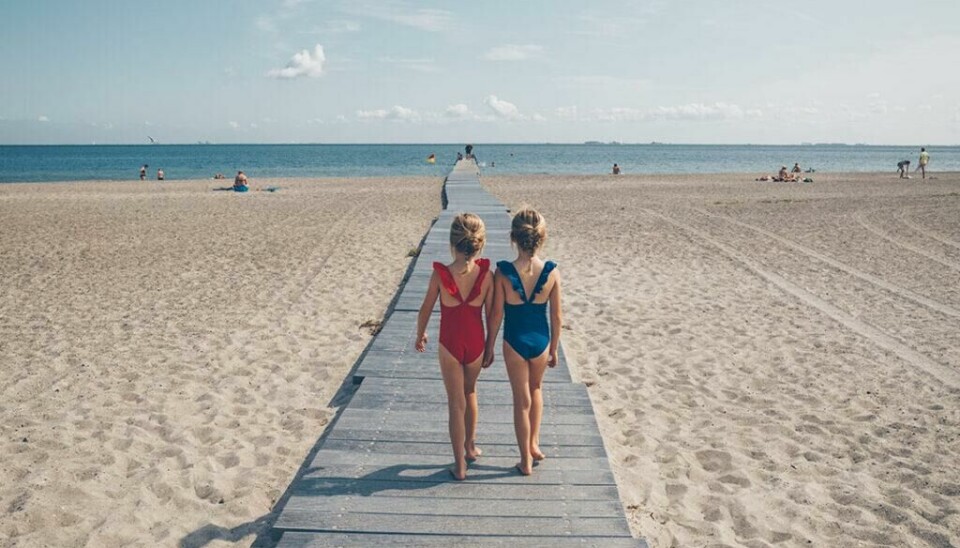 Amager strandpark i København er kanskje den finestestranden i den danske hovedstaden. amaberstrandpwrk i københavn to barn på stranden