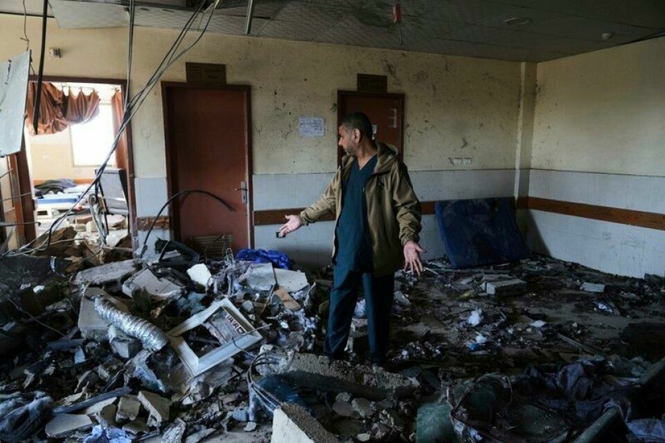 Dr. Marwan al-Hams, direktør for avdelingen for feltsykehus i Gaza, inspiserer ødeleggelsene inne i kirurgiavdelingen i Nasser sykehuset etter at det ble truffet i et nytt israelsk luftangrep mandag 24. mars. Over 50.000 mennesker er ifølge palestinske helsemyndigheter drept i israelske angrep siden oktober 2023, og over halvparten av ofrene er barn og kvinner. Opplysningene regnes som pålitelige av FN og hjelpeorganisasjoner. Dr. Marwan al-Hams, direktør for avdelingen for feltsykehus i Gaza, inspiserer ødeleggelsene inne i kirurgiavdelingen i Nasser sykehuset etter at det ble truffet i et nytt israelsk luftangrep mandag 24. mars. Over 50.000 mennesker er ifølge palestinske helsemyndigheter drept i israelske angrep siden oktober 2023, og over halvparten av ofrene er barn og kvinner. Opplysningene regnes som pålitelige av FN og hjelpeorganisasjoner. Foto: Abdel Kareem Hana /AP / NTB