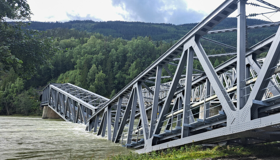 Jernbanebrua over Gudbrandsdalslågen i Ringebu brøt sammen under flommen i 2023.