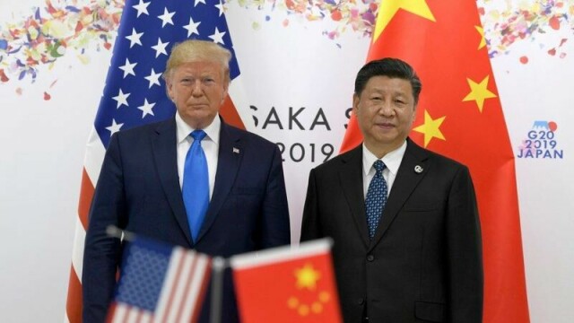 President Donald Trump og president Xi Jinping snakket torsdag sammen på telefon, og Trump beskrev samtalen som svært positiv. De to lederne inviterte hverandre på besøk til henholdsvis USA og Kina. Bildet viser de to under et G-20-møte i Japan i 2019. Foto: Susan Walsh / AP / NTB