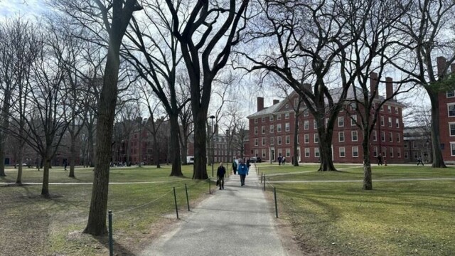 En føderal dommer har midlertidig blokkert Trump-administrasjonens forsøk på å hindre studenter og forskere tilknyttet Harvard i å komme til USA.